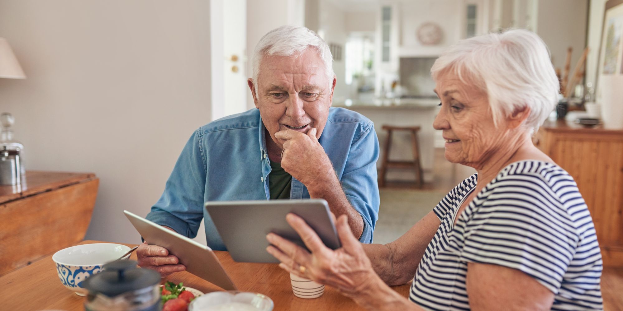 Älterer Mann und ältere frau am Tablet